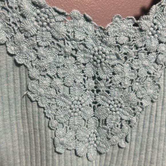 Hollister teal blue flowered appliqué tank top - Picture 3 of 8